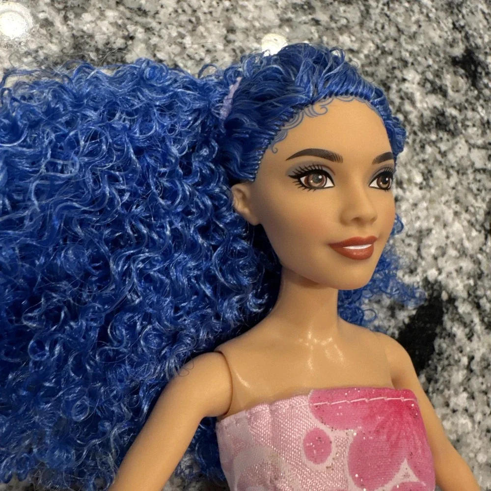 Descendants the rise of red the sorcerer's cookbook‎ Chloe doll With Dress Shows